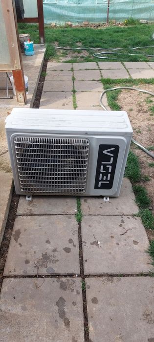 Aer condiționat Tesla 12000 BTU – defect / pentru piese – complet