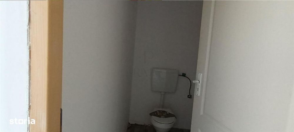 Spatiu Comercial cu 3 usi din sticla si vitrine mari - Elisabetin