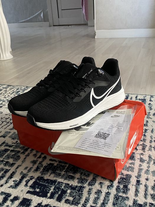 Спортивные кроссовки новые