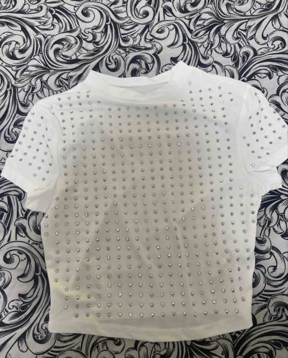 Бяла тениска с камъчета