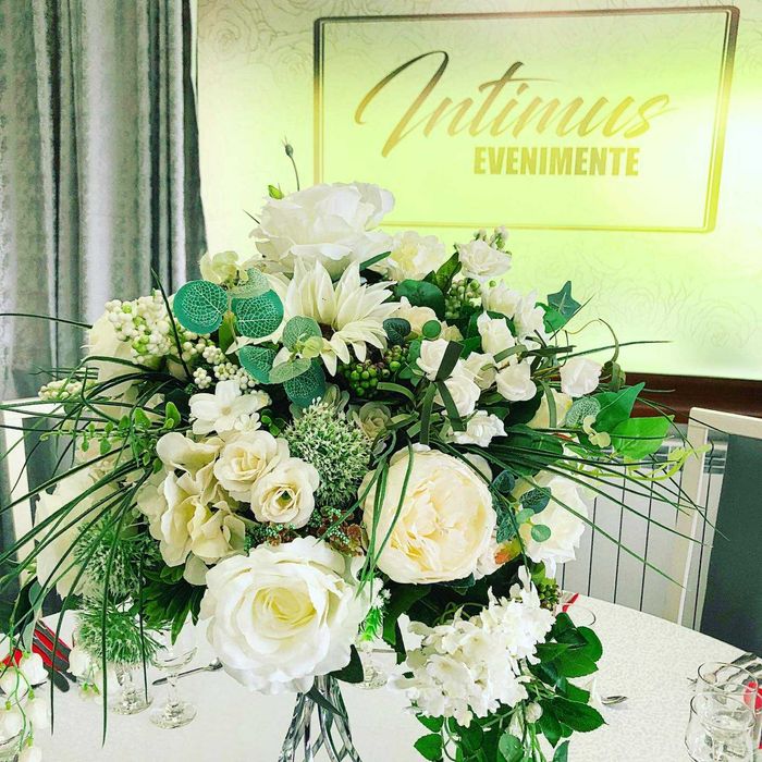 Vând aranjamente florale artificiale premium, ideale pentru mese de evenimente, nunți, botezuri sau decor locații.