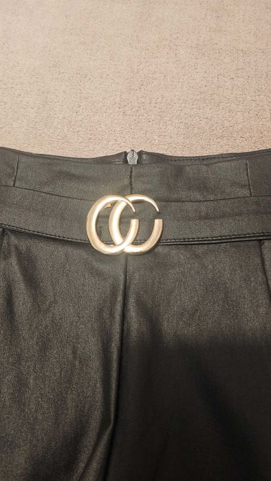 Pantaloni negri scurti din piele