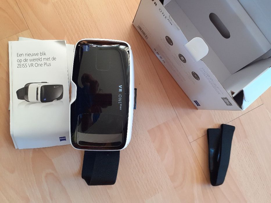 Очила за виртуална реалност Zeiss