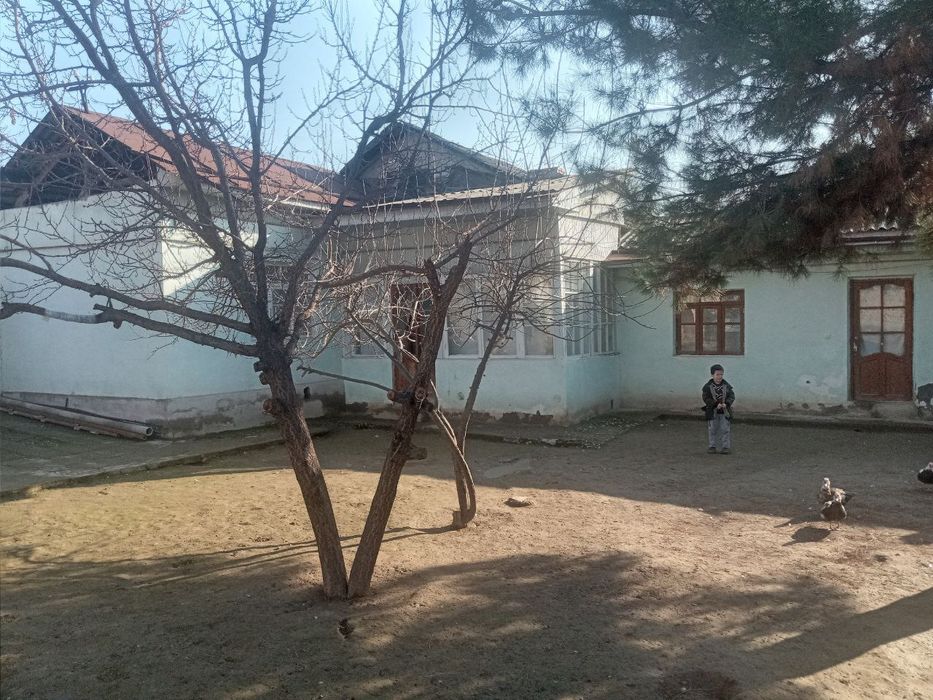 Uy sotiladi.1,5 sotix 3 xona 1 ta ayvon.