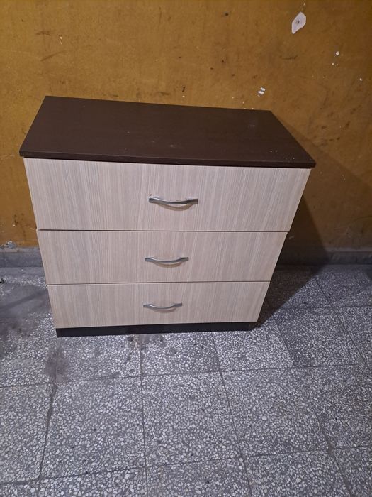 Продавам скрин за дрехи в добро състояние.
