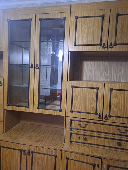 Отдам даром стенку.