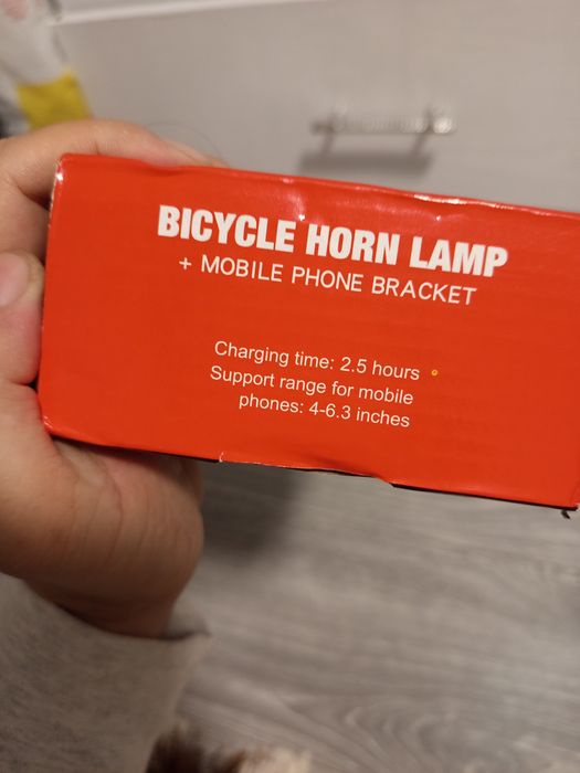 Lampă multifuncțională pentru bicicletă cu claxon și suport de telefon