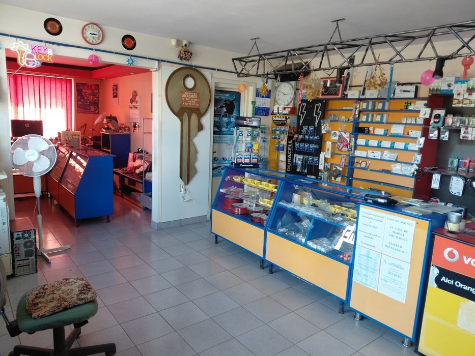 Vând spațiu comercial