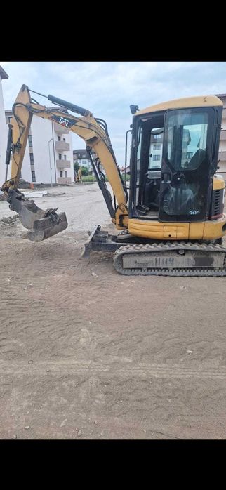 Miniexcavator Caterpillar 2005 – 3.200 kg, senile aproape noi