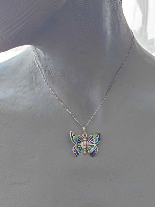 Pandantiv din argint cu email cu reprezentarea unui fluture