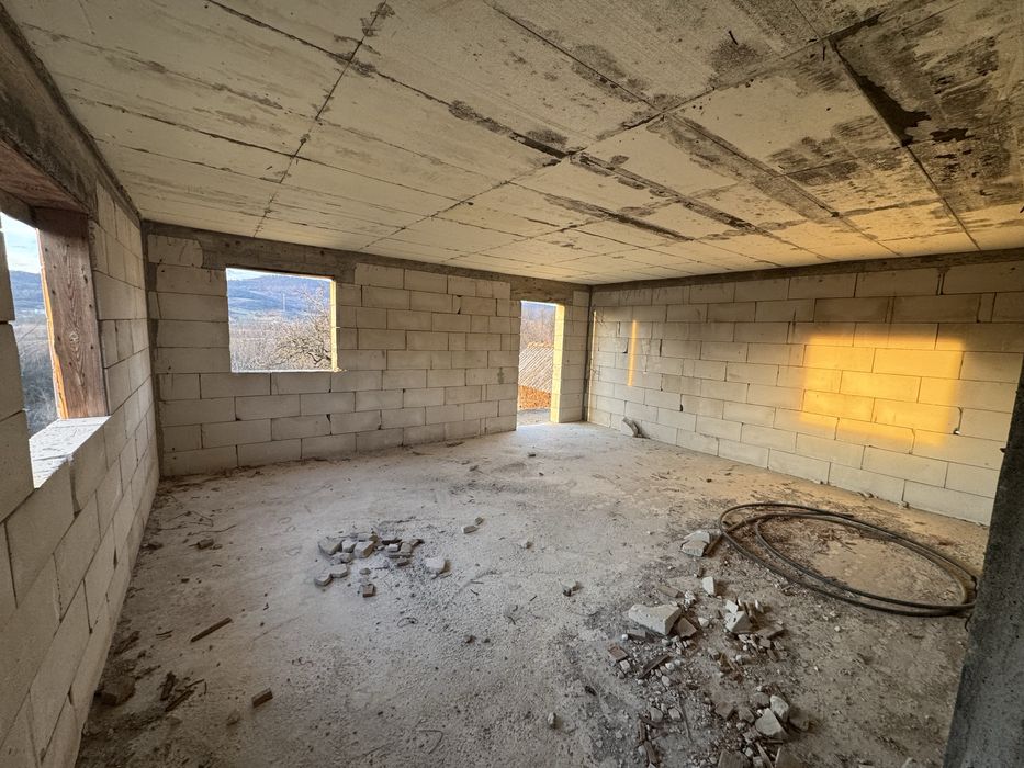 Casă P+M la roșu, teren 1600 mp schimb ap./garsonieră Pitești–Mioveni