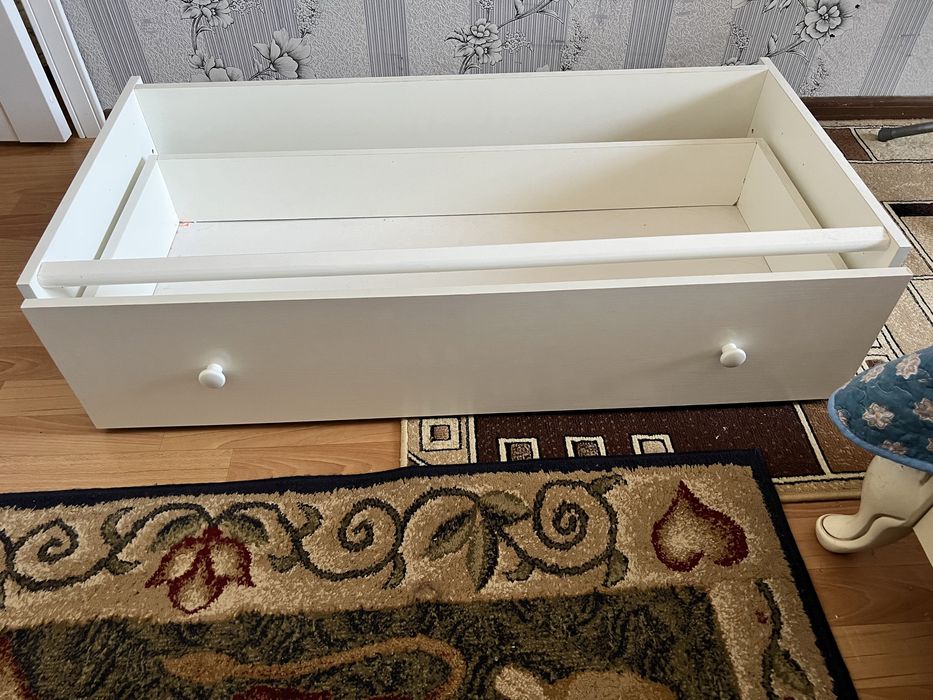 Детская кровать с полочкой