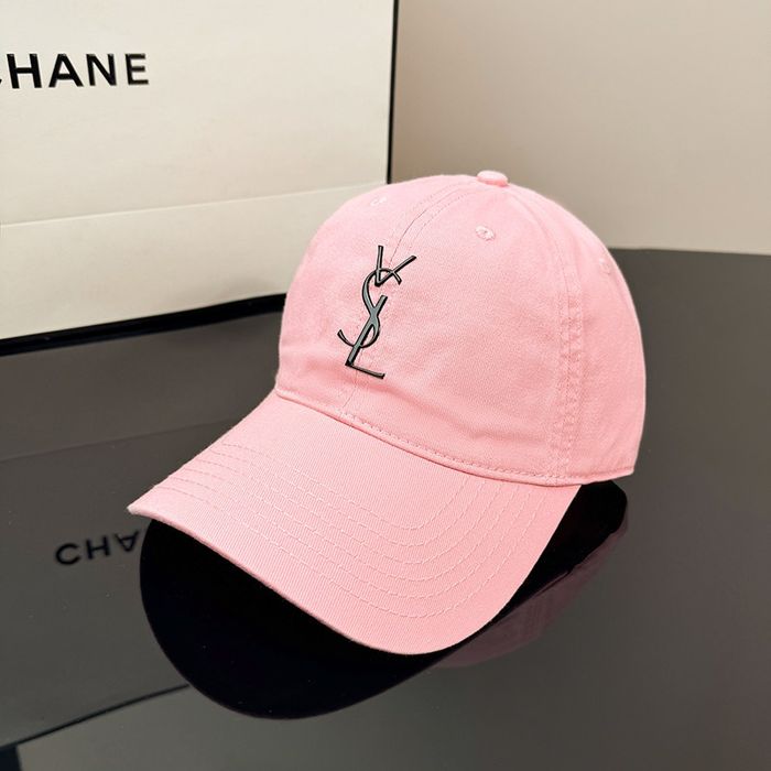 Женские кепки разные