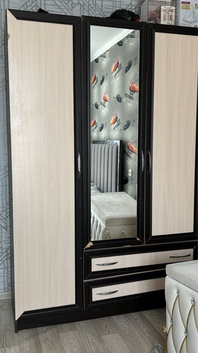 Шкаф трех дверный