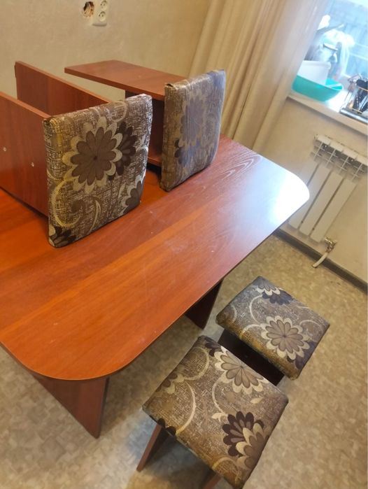 Продам кухонный стол со стульями
