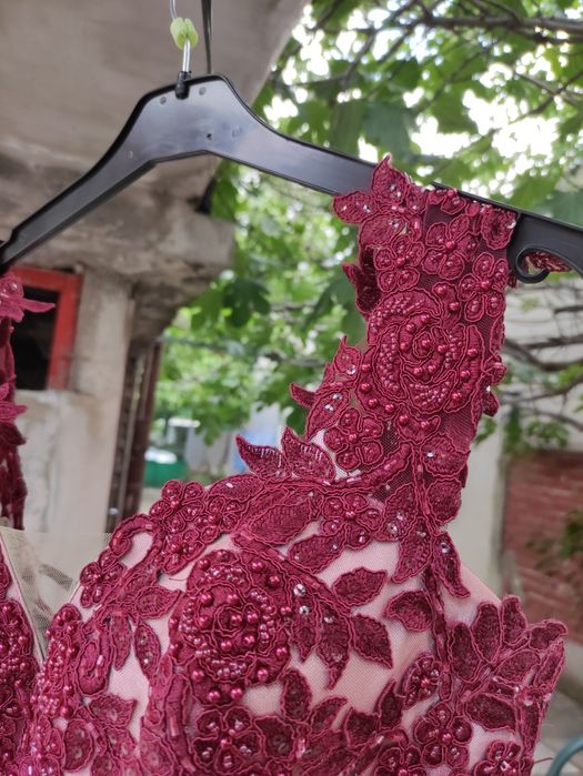 Бална рокля в цвят бордо