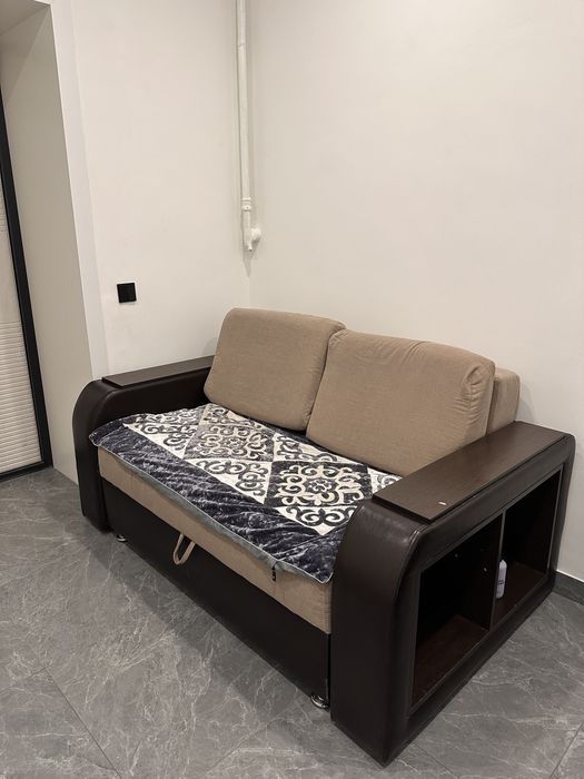 Продам диван, двухместный, раздигается, есть выдвижные полки