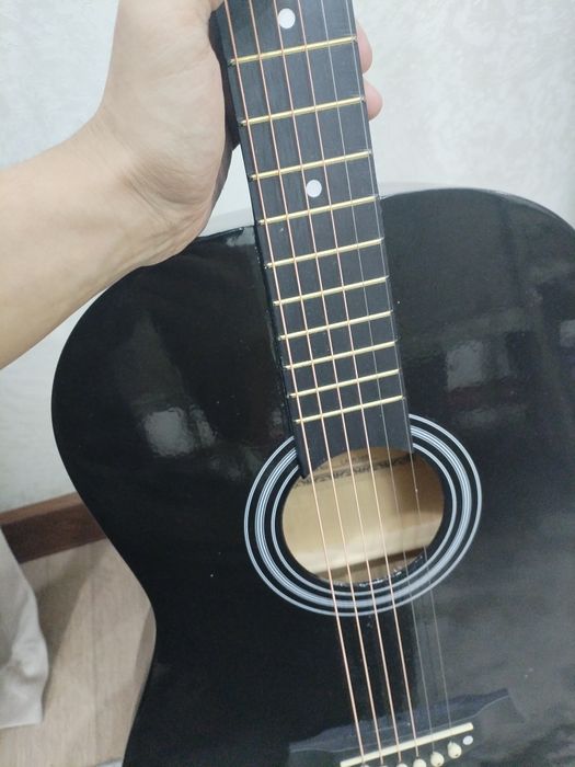 Гитара Левинсон продаётся