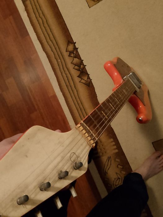 Продам  электро гитару