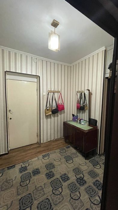 Срочно продаётся своя квартира  8 микрорайоне 79 дом