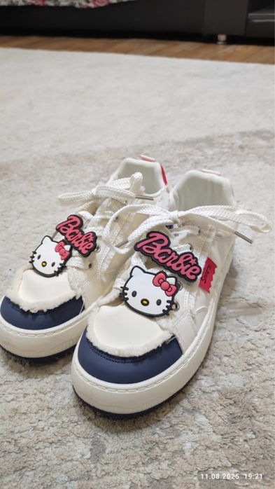 Кроссовки женские