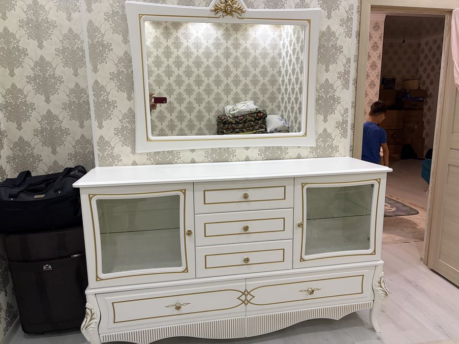 Продам с зерком в идеальном состояние,б/у