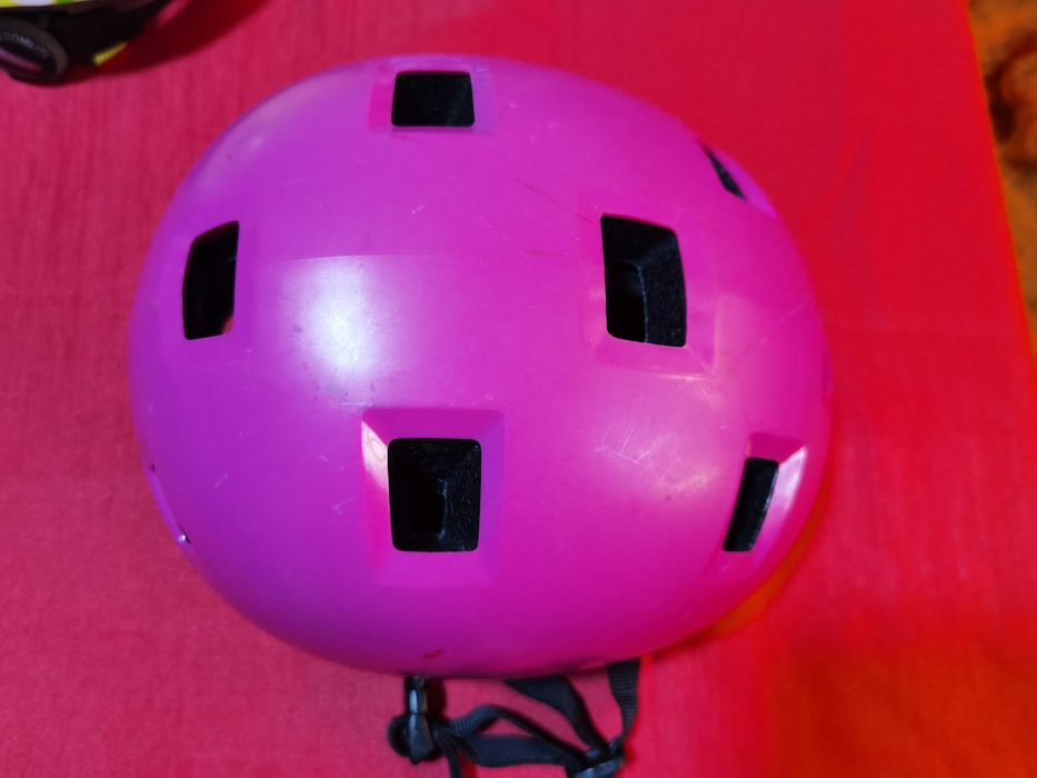 Продавам 2бр детски каски за глава