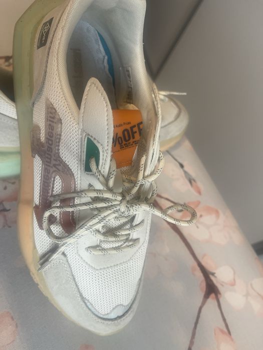 Sneckersi purtati de 3 ori, noi nouti