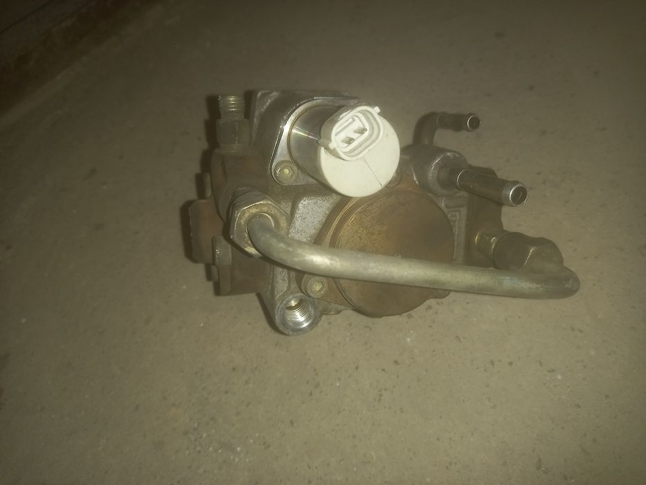 Помпа на Тойота авенсис т25 дизел.