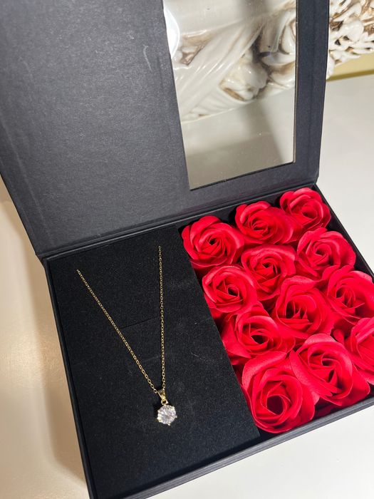 Подаръчна кутия със сапунени рози(червени, розови и лилави) + колие