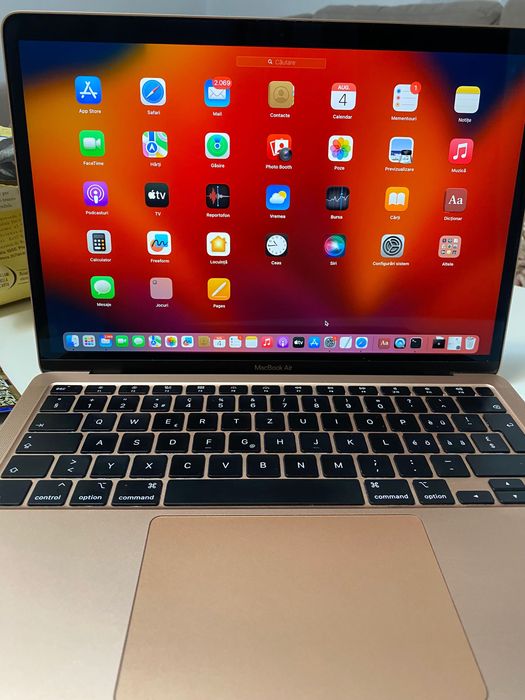Vând MacBook Air 2020