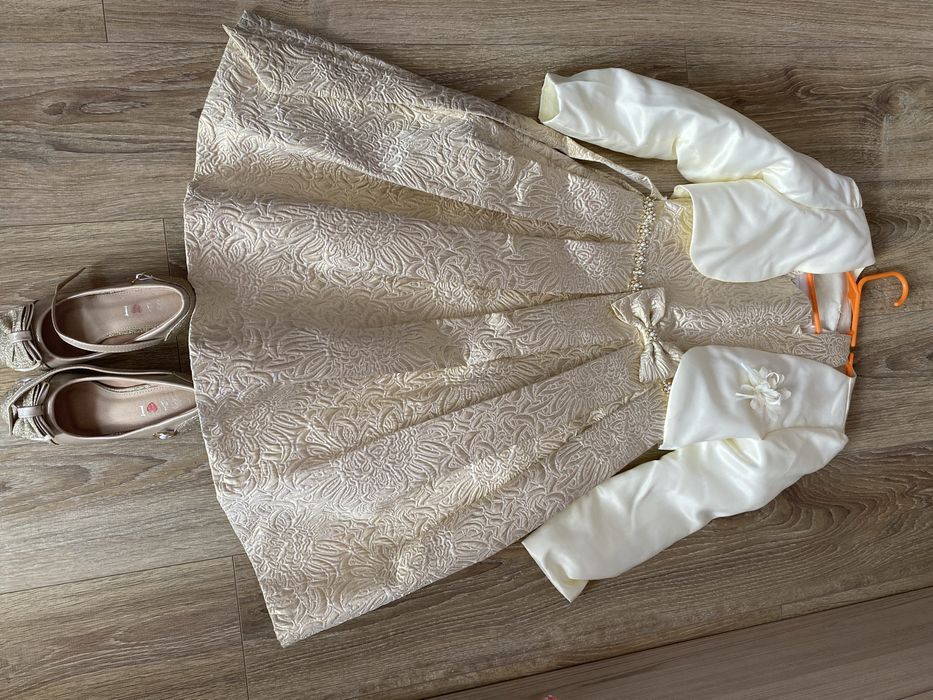 Детска рокля с елегантни обувки за празничен повод