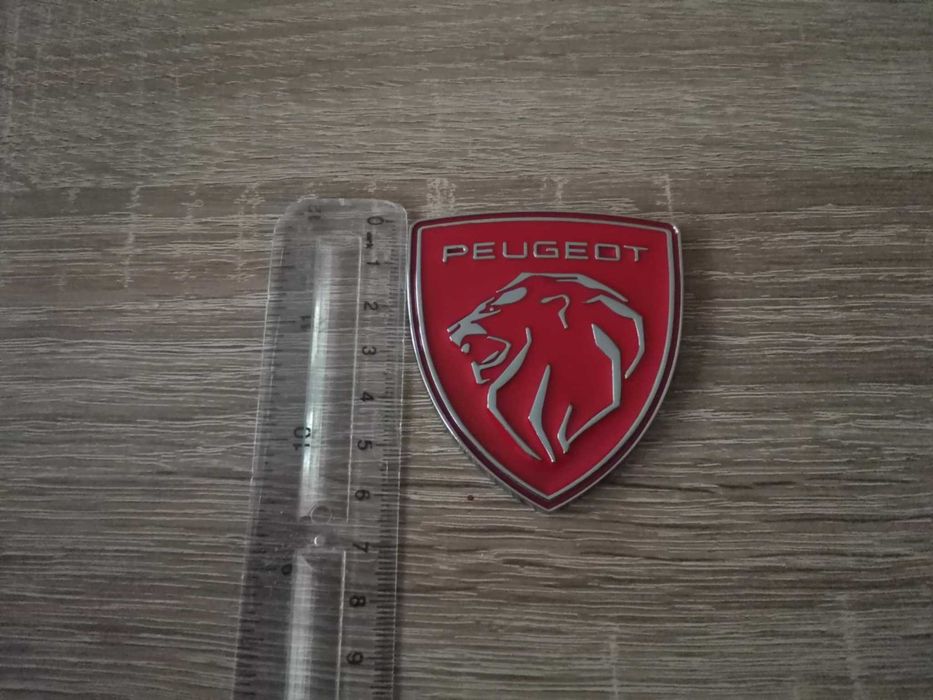 металнa емблема Peugeot червено със сребристо