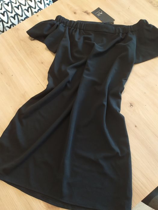 Черна рокля с голи рамене