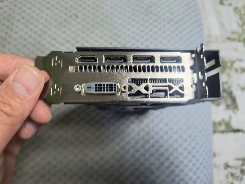 Vând placa video XFX Radeon RX580