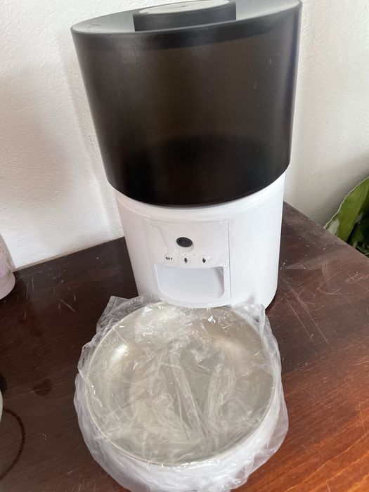 Hranitor automat caini si pisici