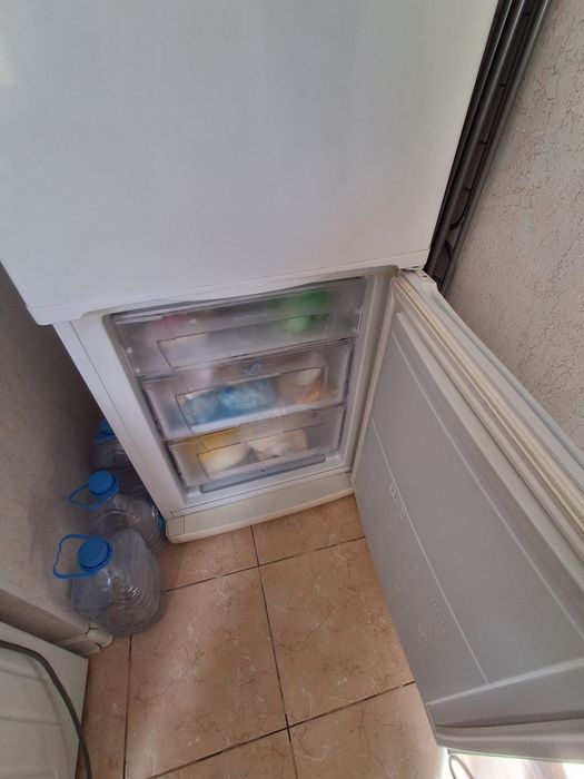 Холодильник (Indesit) в хорошем состоянии