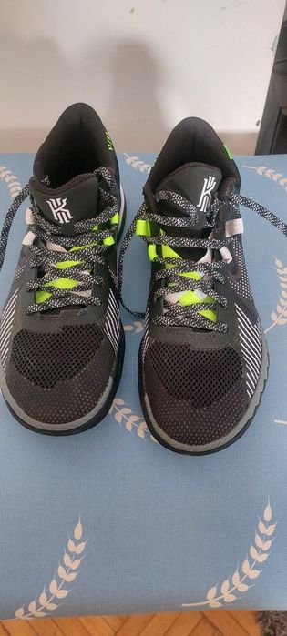 ADIDASI NIKE,  aproape noi