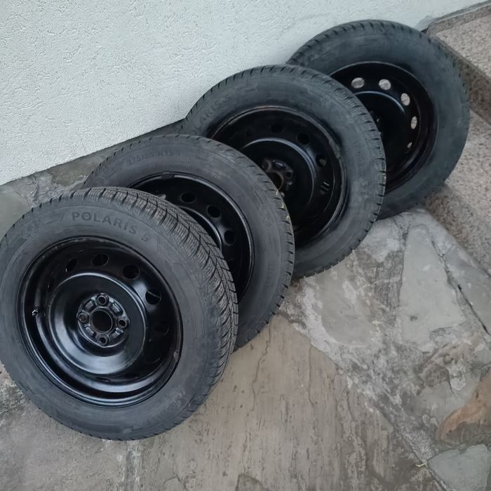 Vând set de 4 anvelope de iarna  BARUM  Polaris  175/65/R15  inclusiv  jantele  în stare excelentă , pentru Suzuki Ignis .