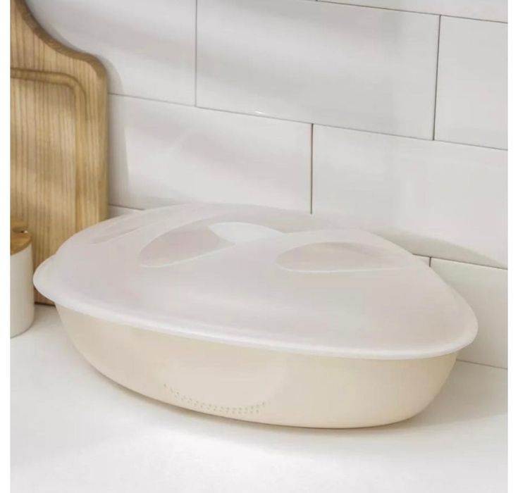 Хлебница с крышкой