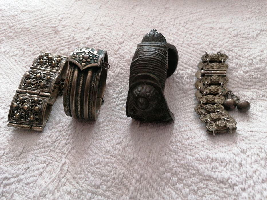 Стари български сребърни гривни