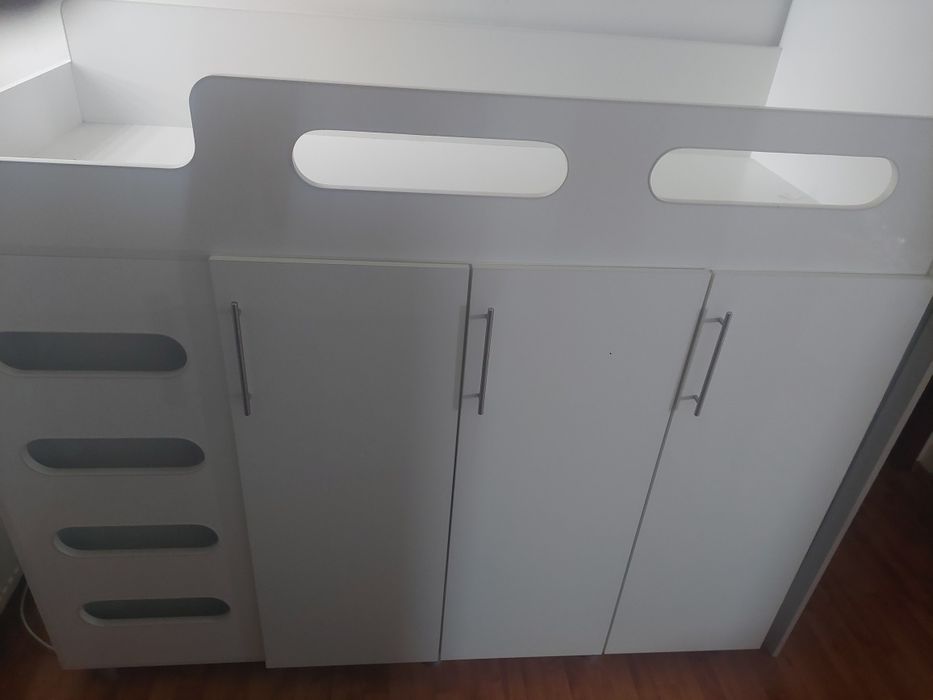 Pat multifuncțional cu dulap integrat