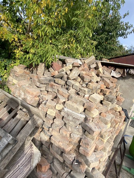 кирпичи.    в.
