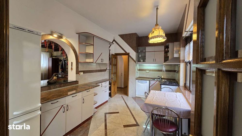 Vila Busteni la liziera padurii
