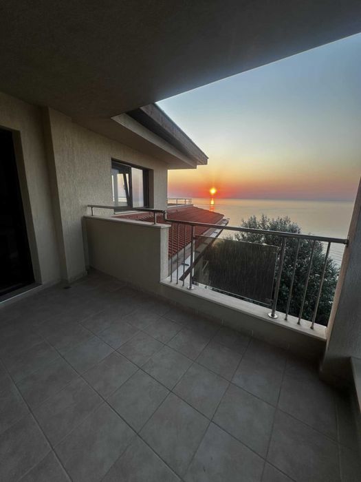 Продавам апартамент на първа линия на морето в гр. Бяла 186кв.м.