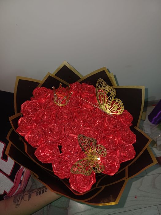 Buchet de trandafiri din satin 
31 trandafiri
Preț:120 lei
Pentru come