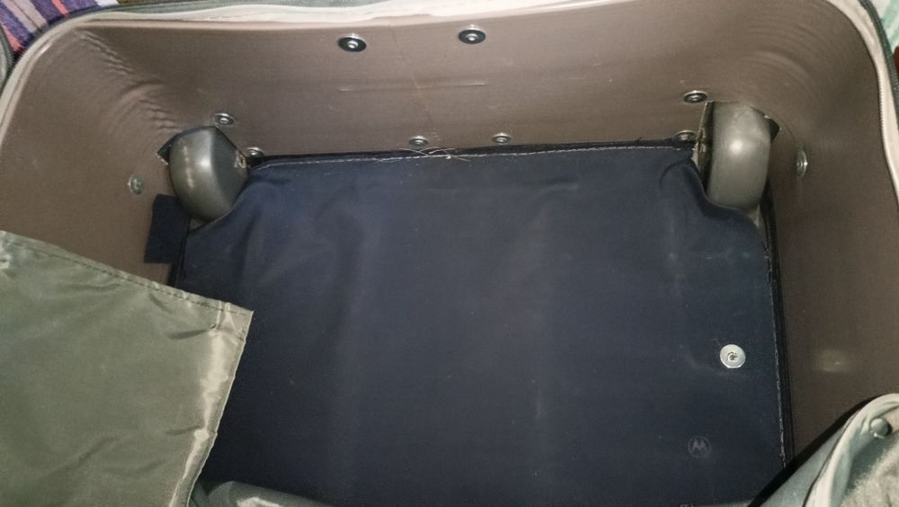 Чемодан двухколёсный 75 см на запчасти. Чит.описание