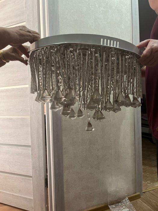 Продам люстру