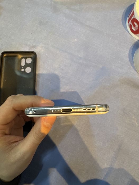 Telefon Oppo Find X5 Pro 5G cu dunga pe ecran