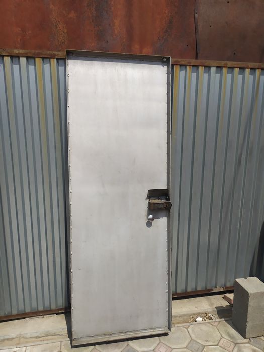 Продаю б/у ворота и металлическую дверь